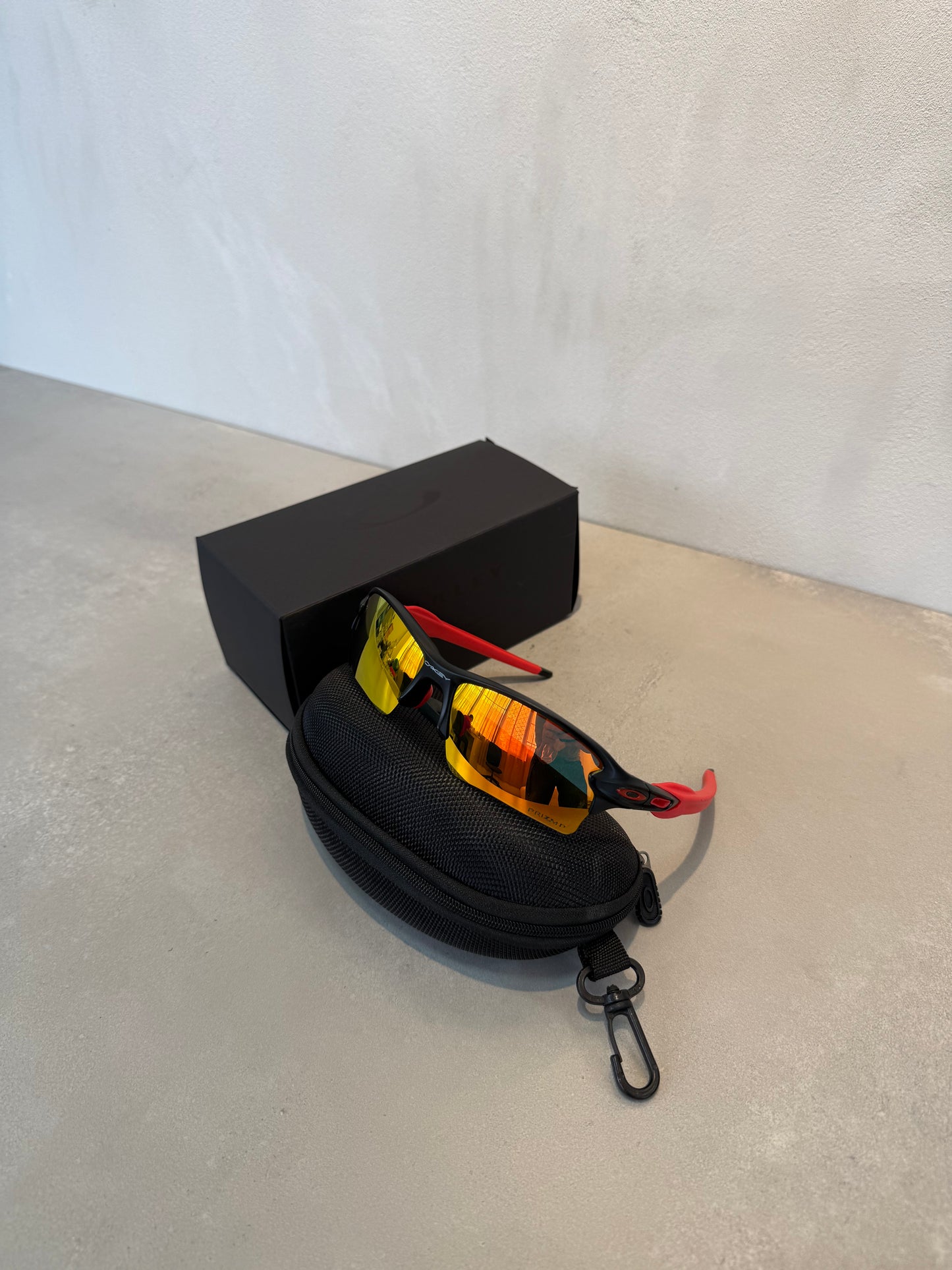 Lentes OAK negro y rojo 7203