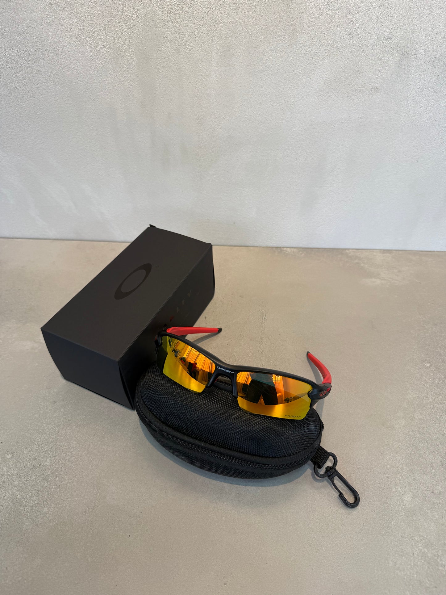 Lentes OAK negro y rojo 7203